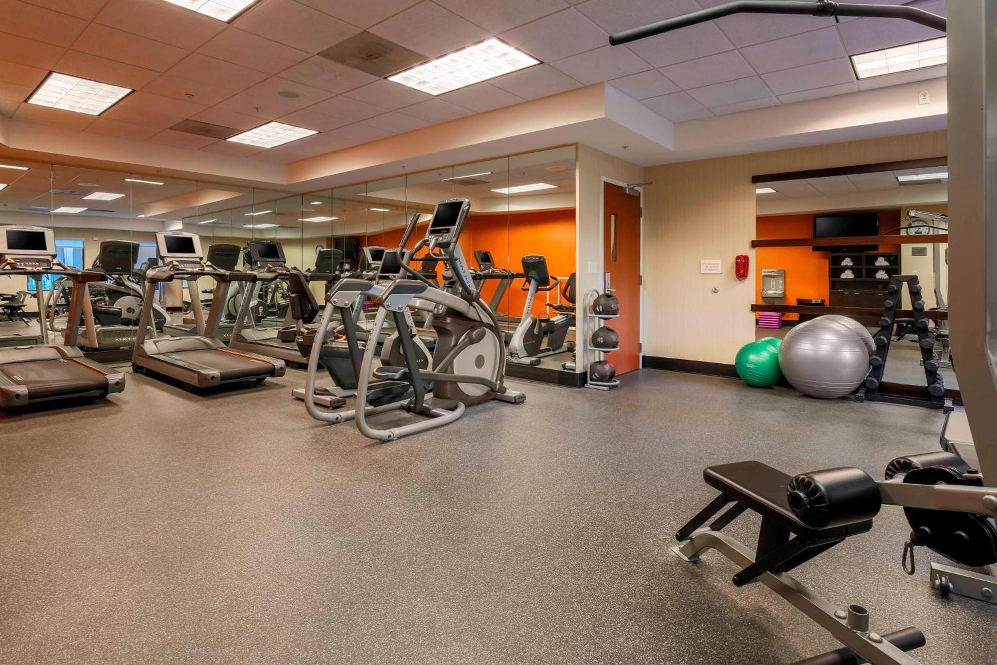 Hotel Courtyard Airport/liberty Station 3*