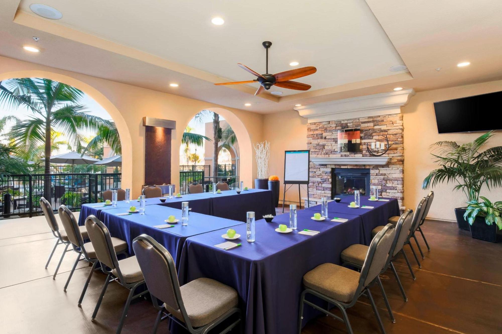 Courtyard Airport/liberty Station 3*