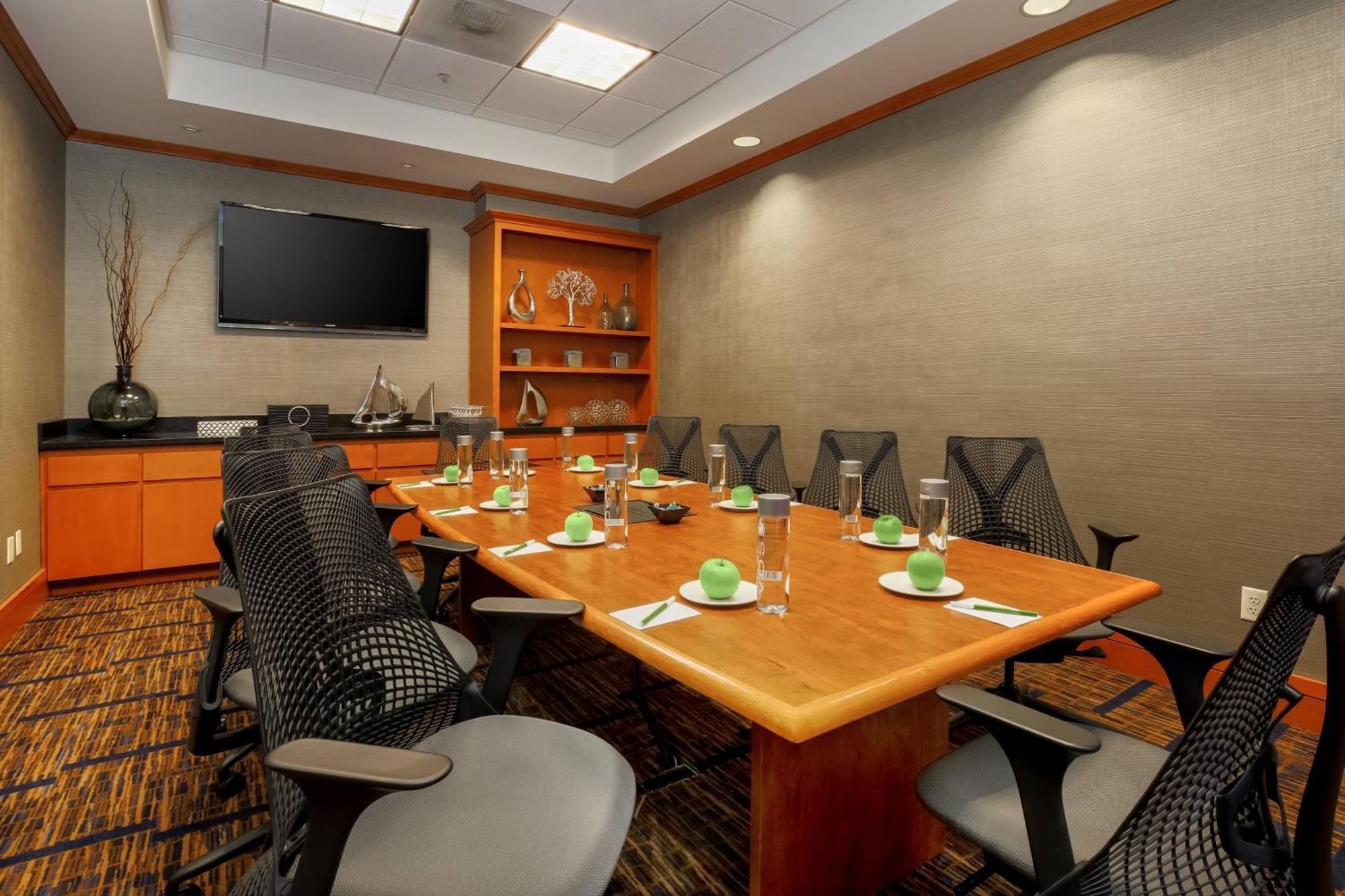 Hotel Courtyard Airport/liberty Station 3*