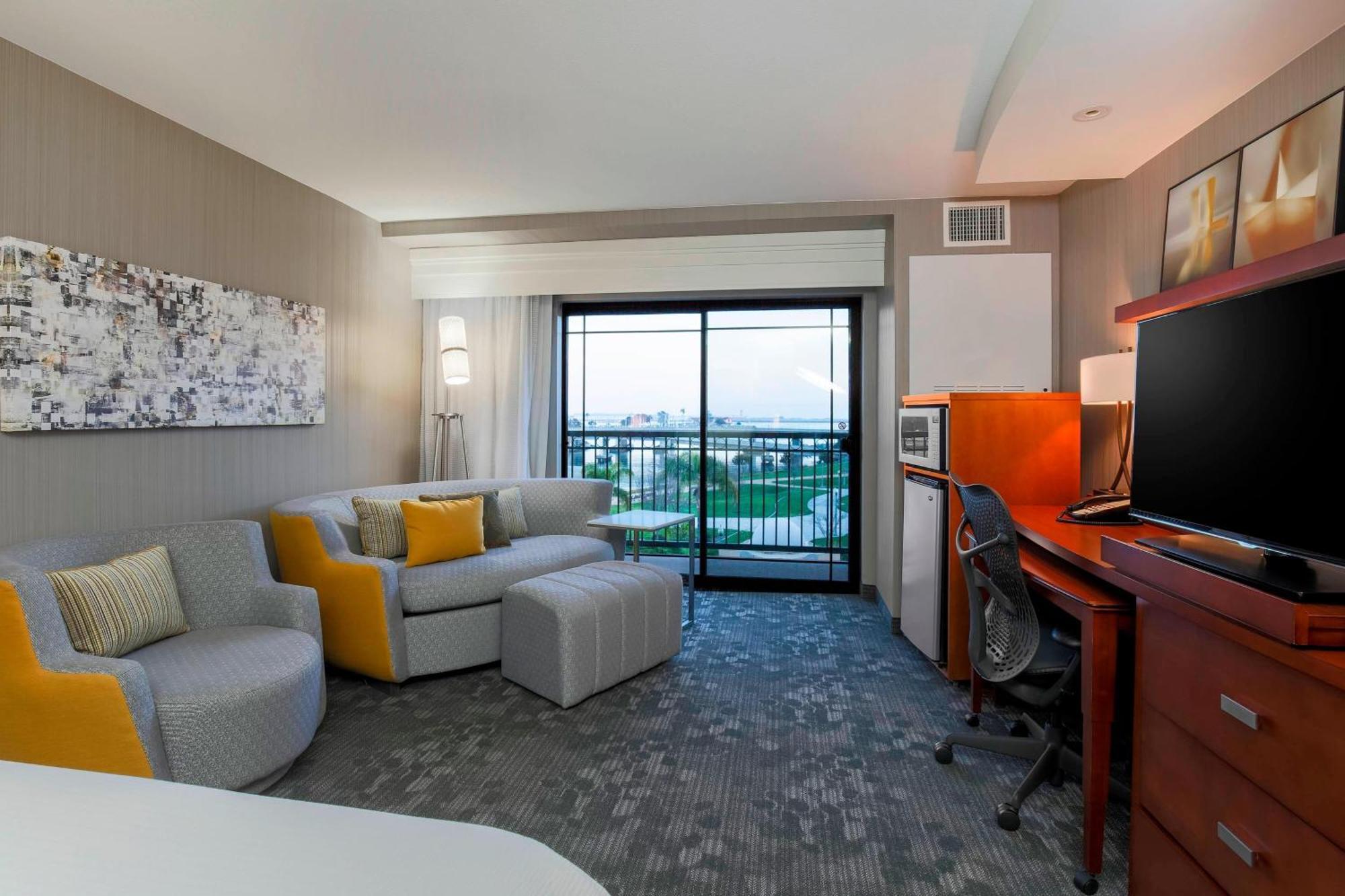 Hotel Courtyard Airport/liberty Station 3*